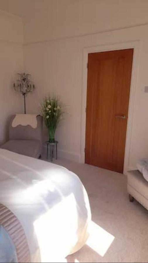 Quaint Little Guest Suite With Private Parking ニューポート エクステリア 写真